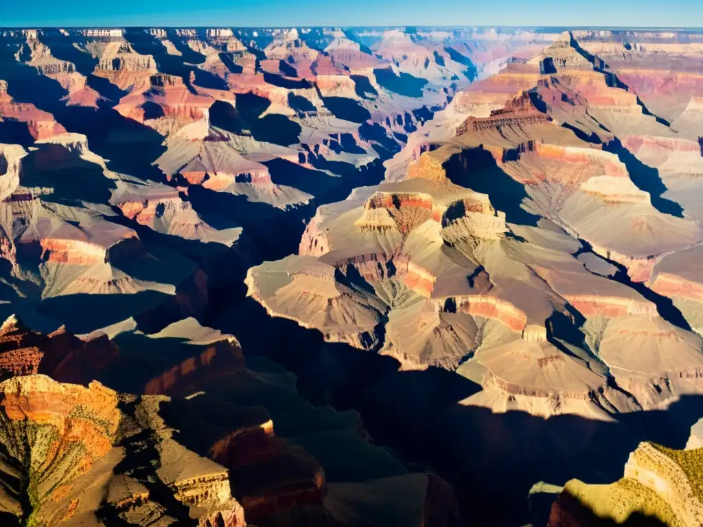Espléndida vista aérea del Gran Cañón: impacto visual impresionante Vista aérea impactante del Gran Cañón, destacando los impactos visibles de la erosión natural en sus formaciones rocosas y colores vibrantes