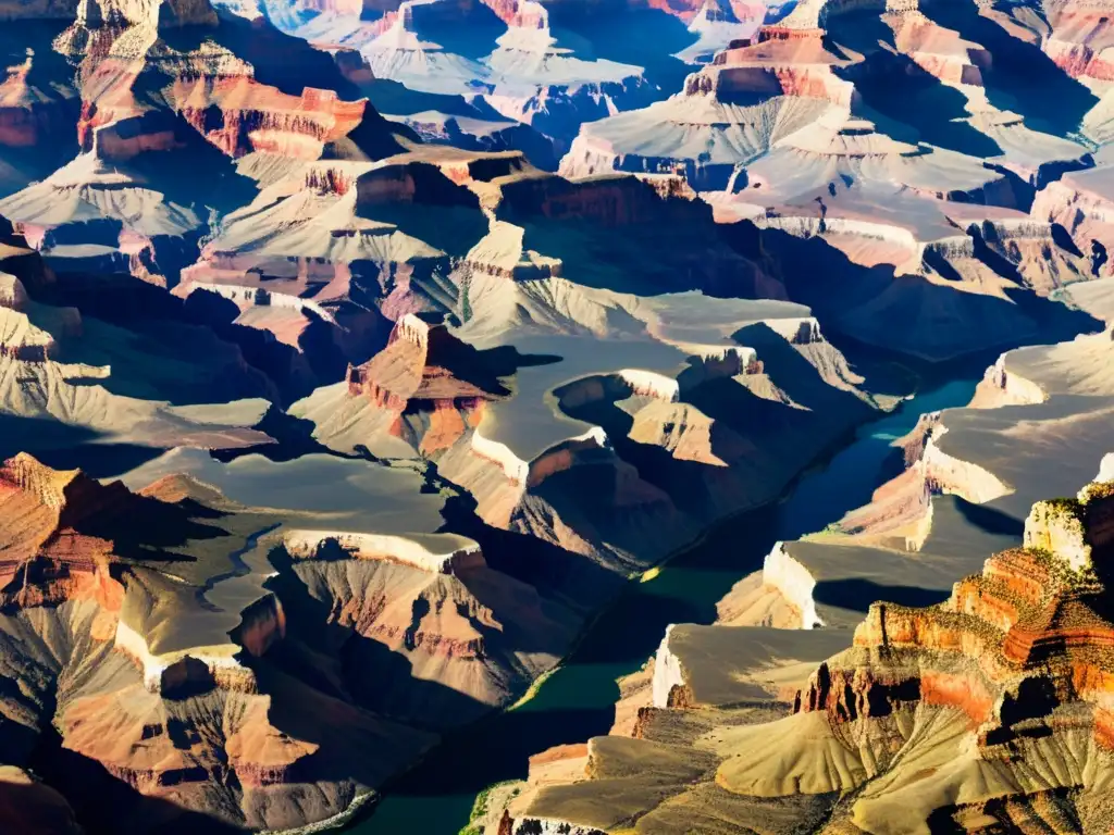 Esplendor del Gran Cañón: Majestuosas capas rocosas y el Río Colorado Vista detallada del Gran Cañón con el río Colorado serpenteando